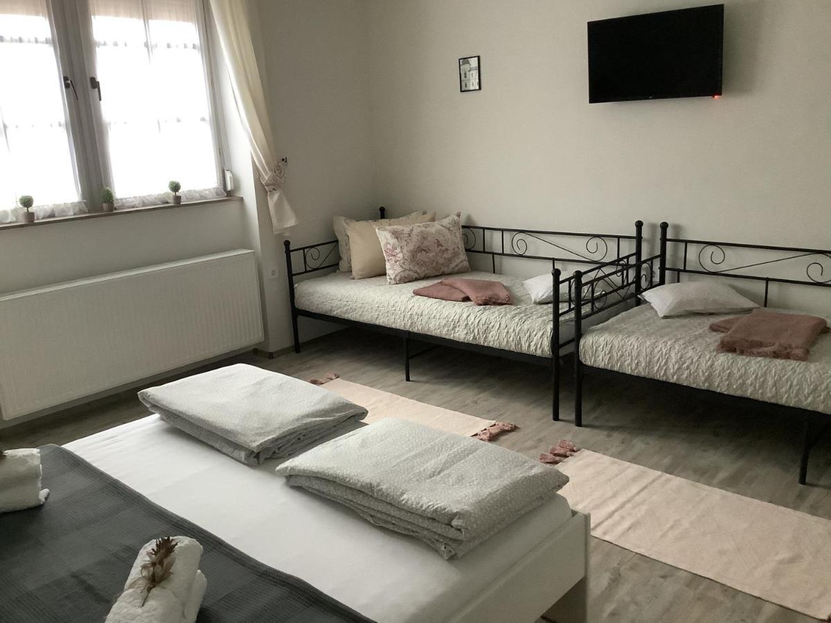 Ezuest Boroka Apartman Eger Luaran gambar