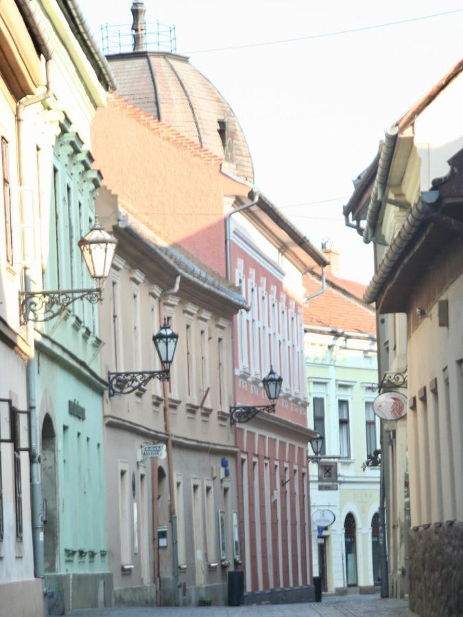 Ezuest Boroka Apartman Eger Luaran gambar