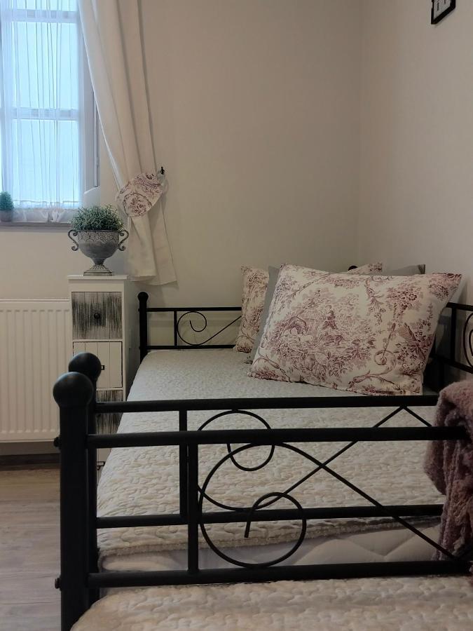 Ezuest Boroka Apartman Eger Luaran gambar